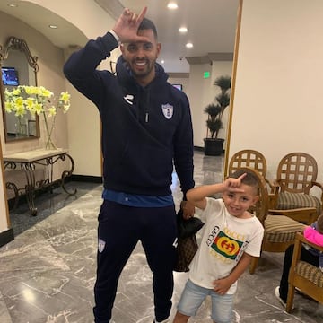 Edwin Cardona y un mensaje para sus hijos y su padre: "Ser padre es el mejor regalo de Dios. Gracias a ti princesa @caro.ca2708 por darme mejor regalo del mundo, mis hijos.  Quiero desearle feliz día a todos los padres, que Dios los bendiga. Te amo viejo querido". 