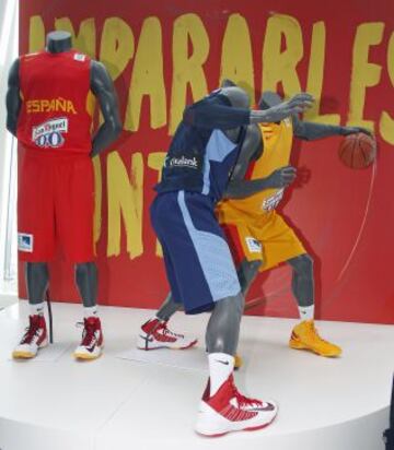 La Federación Española de Baloncesto (FEB) presentó las nuevas equipaciones Nike para las selecciones españolas, que están hechas de un tejido más ligero, aprovechando el reciclaje de botellas. Cada camiseta está tejida a partir de 22 envases de plástico.