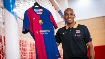 Fits posa con la camiseta del Barça.