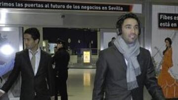 <b>EN FORMA. </b>Nekounam, en primer término, y Masoud, ayer a su llegada a Sevilla.