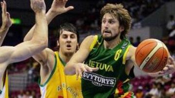 <b>MUY SUPERIOR</B>. Lituania no dio opción alguna a la selección aussie. En la foto, Arvydas Macijauskas da una asistencia en presencia de Andrew Bogut