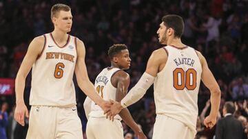 Enes Kanter felicita a Kristaps Porzingis tras los 40 puntos anotados por este en el Madison Square Garden.