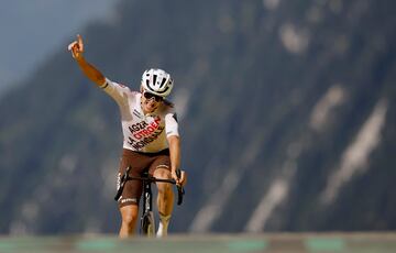 Felix Gall celebrando su victoria tras su paso a meta.