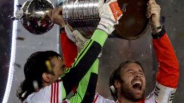 Marcelo Barovero y Fernando Cavenaghi cargando el trofeo de la Copa Libertadores.