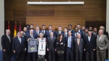 La alcaldesa de Madrid, Manuela Carmena, recibió en el Ayuntamiento al Real Madrid.