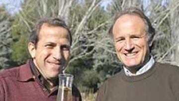 <b>BRINDIS. </b>Víctor y su ayudante, Raúl Longhi, confían en lograr nuevos éxitos en 2005.