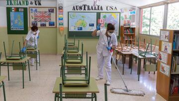 GRAF6361. MURCIA, 28/08/2020.- Dos trabajadores del servicio de limpieza del Ayuntemiento de Murcia durante las labores de desinfección del colegio de San Juan de cara al inicio de curso y que se mantendrá a lo largo de todo el curso. EFE/Marcial Guillén