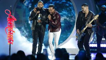 Despu&eacute;s de hacer oficial el reencuentro con la canci&oacute;n de &#039;Inmortal&#039;, Romeo Santos y Aventura se lucieron nuevamente en vivo en los Latin Billboard Awards.