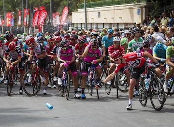 Froome lanzando una botella a un aficionado. 