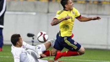 Desevio Payne (izquierda) comete una falta contra el colombiano Alexis Zapata.