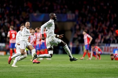 Rüdiger anotó el penalti en la tanda que clasificó al Real Madrid para la ronda de cuartos de final. Su alegría contrasta con la tristeza y el enfado de su rival, que se sintió perjudicado por una acción mal aplicada durante la tanda.