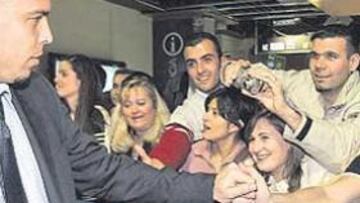 <b>SIEMPRE UN ÍDOLO. </b>Ronaldo congregó a un buen número de aficionados a su llegada al aeropuerto de Manises.