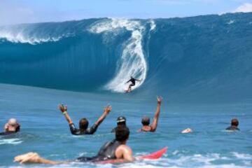 Se está rodando en Teahupoo el remake del clásico de 1991 'Point Break' o más conocido en España como 'Le llaman Bodhi'. La película de acción estadounidense está siendo dirigida por Ericson Core y protagonizada por Edgar Ramírez, Luke Bracey, Teresa Palmer y Ray Winstone. En la imagen el surfista Takanui Smith.