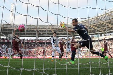 Juve pull away and Buffon sets new unbeaten record