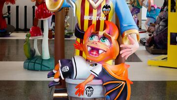 Una figura que evoca a Peter Lim, con corona de rey, camiseta del Valencia con el logo de Meriton está a punto de clavarle una daga al murciélago del escudo del Valencia.