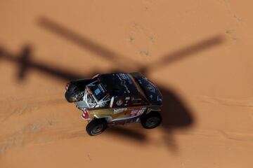 Guerlain Chicherit y Alex Winocq durante la sexta etapa del Rally Dakar con un recorrido en Shubaytah, en pleno en Empty Quarter, en Arabia Saudí.