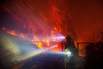 Los vientos de entre 80 y 120 kilmetros por hora ha producido que el incendio se propagase con ms facilidad.