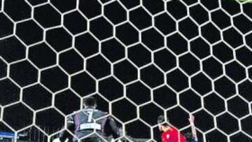 <b>EL POLÉMICO 0-1. </b>Sergio Sánchez pide inútilmente falta después de que Kanouté empujara a Pareja. El malí se dispone a rematar.