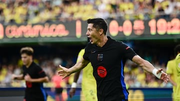 VILLARREAL, 22/09/2024.- El delantero polaco del FC Barcelona, Robert Lewandowski, celebra el primer gol del equipo barcelonista durante el encuentro correspondiente a la sexta jornada de Laliga EA Sports que disputan hoy Domingo FC Barcelona y Villarreal en el estadio de La Cerámica, en la localidad castellonense. EFE / Andreu Esteba.