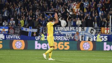 Borja Iglesias aplaude a la afici&oacute;n del Espanyol desplazada a El Alcoraz.