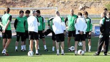 <b>TRABAJO. </b>El Racing se entrenó ayer por la tarde en el estadio Ciudad de Málaga.