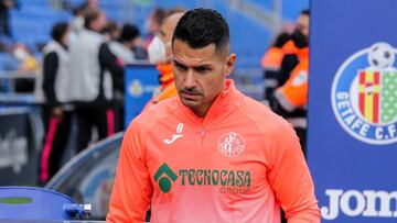 Vitolo se dirige al banquillo antes de empezar el partido de la semana pasada en el Coliseum frente al C&aacute;diz.