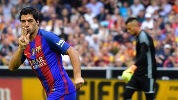 Barcelona&#039;s Uruguayan forward Luis Suarez celebrates after scoring during the Spanish league football match Valencia CF vs FC Barcelona at the Mestalla stadium in Valencia on October 22, 2016. / AFP PHOTO / JOSE JORDAN