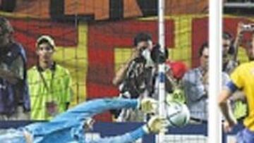 <b>ESTIRADA</b>. Van der Sar le paró a Mellberg el penalti decisivo.