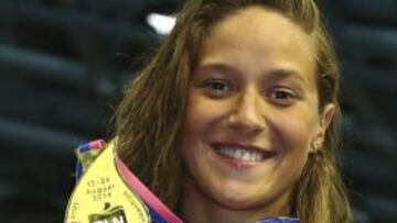 La nadadora espa&ntilde;ola, Duane da Rocha, posa con su medalla de oro tras ganar los 200 metros espalda femeninos de la 32&ordm; edici&oacute;n del Campeonato Europeo de Nataci&oacute;n 2014 en el vel&oacute;dromo de Berl&iacute;n, en Alemania, hoy, martes, 19 de agosto del 2014. Da Rocha se proclam&oacute; campeona de Europa de los 200 espalda en los continentales que se disputan en Berl&iacute;n. Con el mejor crono en las semifinales, la malague&ntilde;a se impuso en los &uacute;ltimos metros a la brit&aacute;nica Elisabeth Simmonds y a la rusa Daria Ustinova con 2:09.37 por 2:09.66 y 2:09.79. EFE/David Ebener