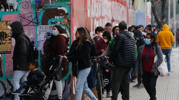 Santiago, 14 mayo 2022.
Largas filas se registran en el vacunatorio del GAM en la capital. El pase de movilidad vence el 1 de Junio para las personas que no tengan la cuarta dosis de refuerzo contra el Covid.
Marcelo Hernandez/Aton Chile

