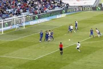 0-1. Dani Parejo anotó el primer tanto del Valencia de falta directa.