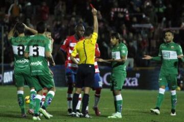 El árbitro Gil Manzano expulsó a Damián.