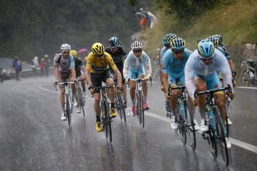 Froome stretches lead despite crash as Bardet takes stage