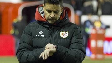 Míchel, técnico del Rayo, en la cuerda floja.