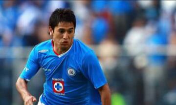 A mediados del 2009 Cruz Azul lo compró a la U por 1,3 millones de dólares. Sin embargo, no se adaptó y abandonó el equipo tras seis meses.