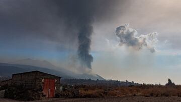 EL PASO, LA PALMA 01112021.- El Instituto Geográfico Nacional (IGN) ha estimado este lunes que la nube de ceniza, procedente del volcán que está en erupción desde el pasado 19 de septiembre, está a 3.000 metros de altitud en dirección norte-noroeste. La actividad eruptiva continúa en La Palma, señala en Instituto Geográfico Nacional en un informe de este lunes, en el que señala que desde el domingo se han localizado 136 terremotos en la zona afectada por la reactivación volcánica de Cumbre Vieja. EFE/ Miguel Calero