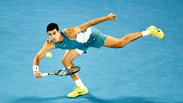 Golpe de Carlos Alcaraz durante el duelo de cuartos de final del Open de Australia 2025.