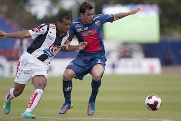 Esteban Paredes cumple 37 años de edad. En su carrera profesional ha jugado en Santiago Morning, Puerto Montt, Pachuca Junior de México, Cobreloa, Colo Colo, Atlante y Querétaro de Mexico. En la selección chilena participa regularmente desde 2006.