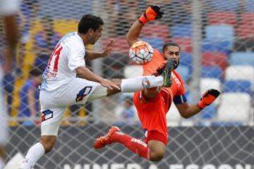 El arquero de Universidad de Chile, Johnny Herrera, derecha, disputa el balón con Muriel Orlando de Antofagasta durante el partido de primera división en el estadio Calvo y Bascuñán de Antofagasta, Chile.

