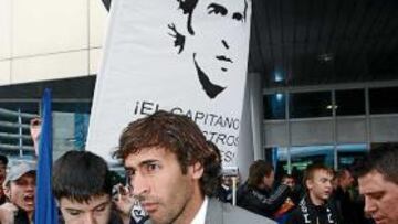 <b>LOS SEGUIDORES LLEGARON DESDE MOSCÚ</b>. Seiscientos kilómetros recorrieron estos apasionados madridistas de Moscú para recibir al Real Madrid en San Petersburgo. La pancarta con la silueta de Raúl y el mensaje de cariño fue muy comentado por la expedición madridista. El presidente Ramón Calderón se interesó por ellos para que no les faltaran entradas de cara al partido de esta tarde.