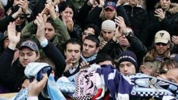 <b>MANIFESTACIÓN. </b>La gente aplaudió al paso del féretro del joven Gabriele Sandri, ayer en Roma.