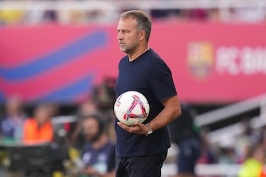 Hansi Flick, entrenador del FC Barcelona, ​​observa durante el partido de La Liga entre el FC Barcelona y el Real Valladolid.