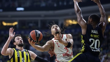 Devon Hall (Fenerbahçe) tratra de frenar a Carsen Edwards (Bayern Munich) en la Euroliga.