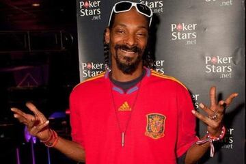 Snoop no podía quedarse sin presumir portar la camiseta con la que España hizo historia en el Mundial de 2010, certamen en el que consiguió su primer título mundial. 