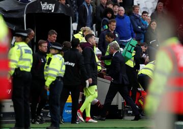 Tras la derrota de 0-3 ante el Burnley, seguidores de los Hammers ingresaron al campo para recriminar a sus jugadores.