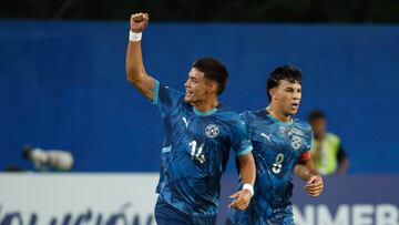 Los paraguayos Jhosías Ramón Campss y Alan Fabricio Ledesma celebran un gol contra Perú.
