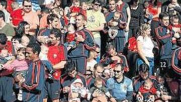 <b>ASÍ SE HACE AFICIÓN. </b>Los jugadores de Osasuna recibieron ayer la visita de decenas de bebés acompañados por sus padres.