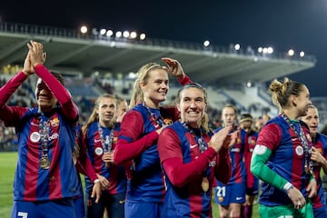 Salma Paralluelo, Irene Paredes, Mariona Caldentey y Cata Coll festejan el título de la Supercopa de España.