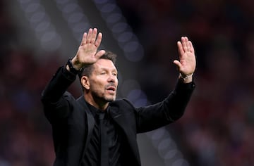 El entrenador del Atlético de Madrid, Diego Pablo Simeone, pidiendo tranquilidad a los aficionados situados en el fondo.