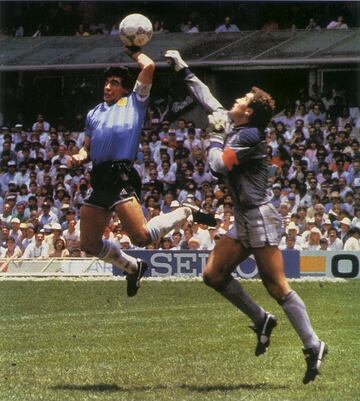 El 22 de junio de 1986, en el Estadio Azteca de Ciudad de México, en los cuartos de final del Mundial, Maradona protagonizó una tarde inolvidable ante Inglaterra, cuatro años después de la Guerra de las Malvinas entre ambos países. Con 0-0, Diego fue a pelear un balón en área con el meta Peter Shilton, saltó y marcó gol. "Lo marqué un poco con la cabeza y otro con la mano de Dios", dijo después. En 2005 reconoció que había sido mano. El 2-0 fue escogido el mejor gol de la historia, tras zafarse de cinco rivales y el portero desde el mediocampo. "¿De qué planesta viniste?", inmortalizó Víctor Hugo Morales.